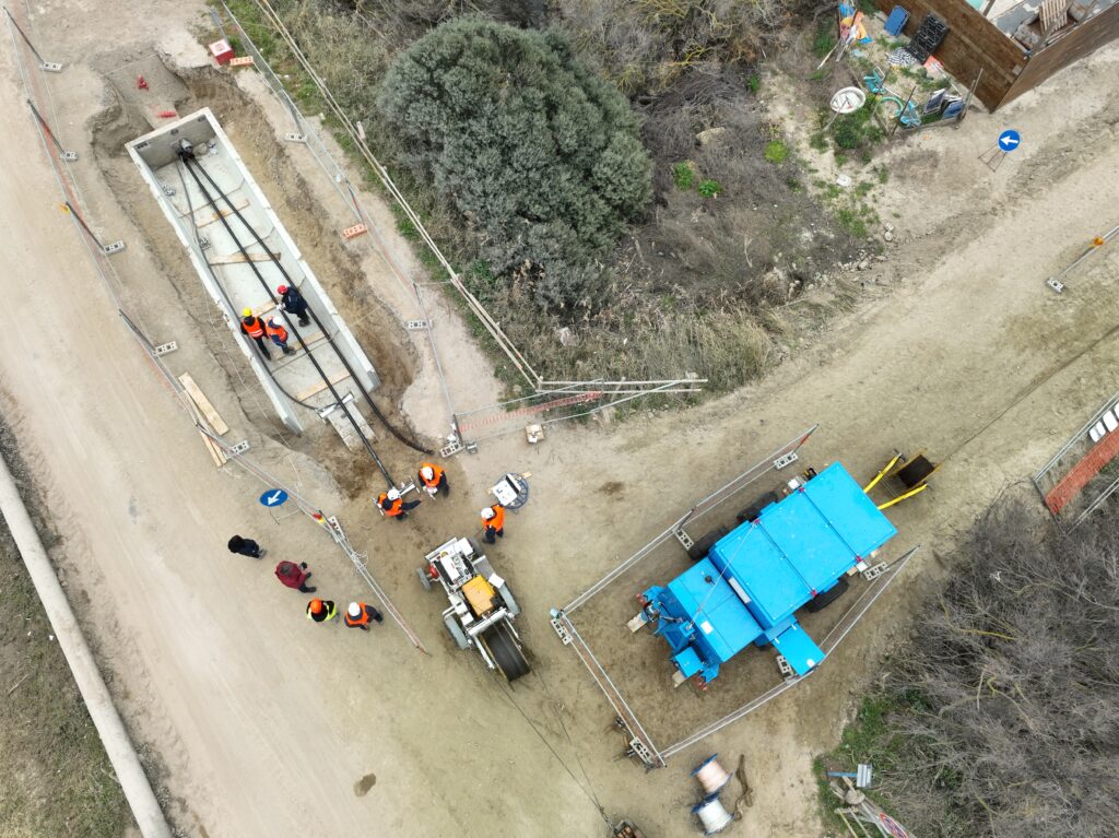 Terna Prysmian Piombino - Attività di posa cavo in buca di giunzione Terra-Mare
